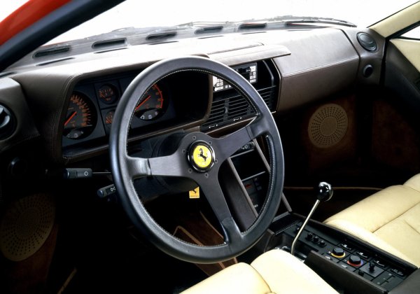 Мястото и комфортът са приоритетите на дизайнерите при интериора , които се възползват от увеличението на размерите в сравнение с предишния BB (с дължина до 4,48 м и междуосие от 2,55 м), но също и от повдигнат покрив. 

Друга екстра за комфорта на пътниците е чифт радиатори зад отделението за пътници. Това решение замества единичния централен модул на 512 BB с цел ограничаване на повишаването на температурата, причинено от топлината на двигатела. 

Арматурното табло е доста спартанско, с напълно аналогови уреди, разположени зад стръмно наклонения волан. Централният тунел веднага привлича вниманието с традиционната H-образна скоростна кутия , оградена от безброй бутони и лостове за функциите на кабината - от климатика до прозорците. 